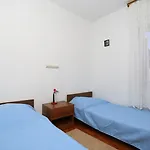 Casa de hóspedes Marija 1000 2*